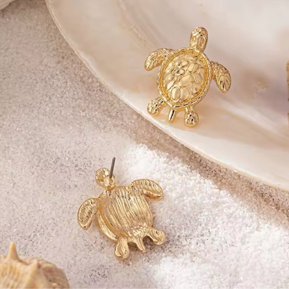 Sea Turtle Gold Stud Earrings - Picture 4 of 7